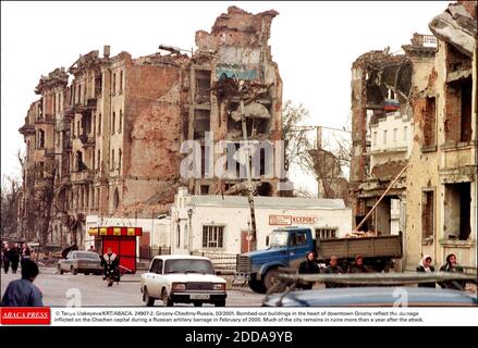 PAS DE FILM, PAS DE VIDÉO, PAS DE TV, PAS DE DOCUMENTAIRE - © TANYA MAKEYEVA/KRT/ABACA. 24907-2. Grozny-Tchétchénie-Russie, 03/2001. Les bâtiments bombardés au cœur du centre-ville de Grozny reflètent les dégâts infligés à la capitale tchétchène lors d'un barrage d'artillerie russe en février 2000. Une grande partie de la ville reste Banque D'Images