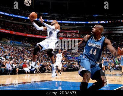 PAS DE FILM, PAS DE VIDÉO, PAS de TV, PAS DE DOCUMENTAIRE - la garde d'Orlando Vince carter (15) passe devant le Minnesota en avant Anthony Tolliver (44) pendant la première moitié du match de la magie contre les Timberwolves au Amway Center à Orlando, FL, USA le 3 novembre 2010. Magic a gagné 128-86. Photo de Gary W. Green/Orlando Sentinel/MCT/ABACAPRESS.COM Banque D'Images