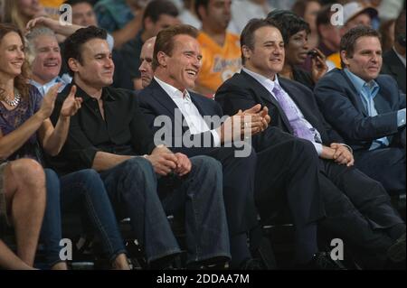 PAS DE FILM, PAS DE VIDÉO, PAS de TV, PAS DE DOCUMENTAIRE - le gouverneur de Californie Arnold Schwarzenegger, au milieu, est assis avec des membres de la famille Maloof, propriétaires des Sacramento Kings, pour regarder le match entre les Kings et les Los Angeles Lakers à Arco Arena à Sacramento, CA, USA le 3 novembre 2010. Photo de Randall Benton/Sacramento Bee/MCT/ABACAPRESS.COM Banque D'Images