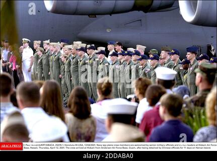 PAS DE FILM, PAS DE VIDÉO, PAS DE TV, PAS DE DOCUMENTAIRE - © PAUL HOLCOMB/KRT/ABACA. 25076-1. Honolulu-HI-USA, 12/04/2001. Les membres de l'équipage de l'avion espion de la Marine sont accueillis par des hauts responsables militaires et des dirigeants civils à la base aérienne de Hickam, à Hawaï, le jeudi 12 avril 2001. L'équipage est arrivé d'Andersen à Hickam Banque D'Images