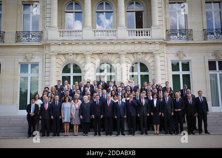 Le secrétaire général de l'Organisation de coopération et de développement économiques (OCDE), Angel Gurria, le président français Emmanuel Macron, le président lituanien Dalia Grybauskaite et le président colombien Juan Manuel Santos, posent pour une photo de famille avec les chefs de délégation lors d'une réunion du conseil ministériel de l'OCDE sur le « renforcement du multilatéralisme » à Paris le 30 mai 2018. Photo de Hamilton/pool/ABACAPRESS.COM Banque D'Images