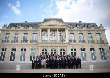 Le secrétaire général de l'Organisation de coopération et de développement économiques (OCDE), Angel Gurria, le président français Emmanuel Macron, le président lituanien Dalia Grybauskaite et le président colombien Juan Manuel Santos, posent pour une photo de famille avec les chefs de délégation lors d'une réunion du conseil ministériel de l'OCDE sur le « renforcement du multilatéralisme » à Paris le 30 mai 2018. Photo de Hamilton/pool/ABACAPRESS.COM Banque D'Images