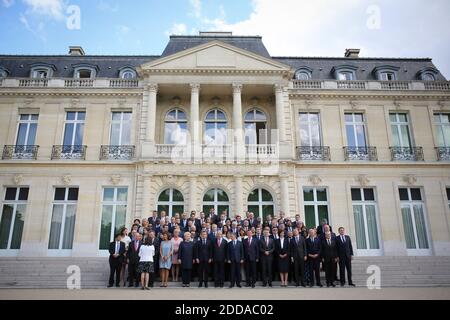 Le secrétaire général de l'Organisation de coopération et de développement économiques (OCDE), Angel Gurria, le président français Emmanuel Macron, le président lituanien Dalia Grybauskaite et le président colombien Juan Manuel Santos, posent pour une photo de famille avec les chefs de délégation lors d'une réunion du conseil ministériel de l'OCDE sur le « renforcement du multilatéralisme » à Paris le 30 mai 2018. Photo de Hamilton/pool/ABACAPRESS.COM Banque D'Images