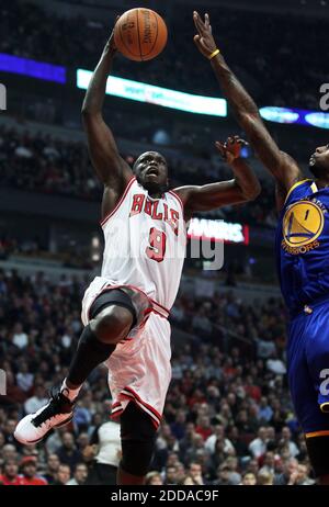 PAS DE FILM, PAS DE VIDÉO, PAS de télévision, PAS DE DOCUMENTAIRE - Chicago Bullss' Luol Deng (9) monte pour une punk contre Dorell Wright des Golden State Warriors lors de la première partie du match de basketball de la NBA, Chicago Bulls vs Golden State Warriors au United Center à Chicago, il, États-Unis le 11 novembre 2010. Chicago a passé l'État d'Or, 120-90. Photo de Chris Sweda/Chicago Tribune/MCT/ABACAPRESS.COM Banque D'Images
