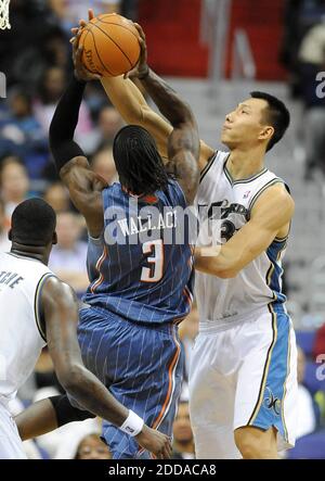 PAS DE FILM, PAS DE VIDÉO, PAS de TV, PAS DE DOCUMENTAIRE - Yi Jianlian, à droite, des Washington Wizards fouette le Gerald Wallace (3) de Charlotte Bobcats sur une tentative de tir dans le troisième trimestre. Les Bobcats ont battu les Wizards, 93-85, au Verizon Center à Washington, D.C., le vendredi 12 novembre 2010. Photo de Chuck Myers/MCT/ABACAPRESS.COM Banque D'Images