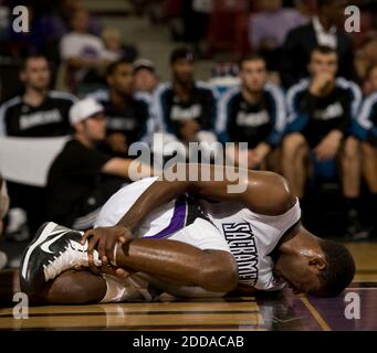 PAS DE FILM, PAS DE VIDÉO, PAS de télévision, PAS DE DOCUMENTAIRE - Tireke Evans, le garde des Sacramento Kings, tient sa cheville après s'être blessé au troisième quart de la NBA lors du match de basketball, Sacramento Kings vs Minnesota Timberwolves à l'Arco Arena de Sacramento, Californie, le mercredi 10 novembre 2010. Photo de Jose Luis Villegas/Sacramento Bee/MCT/ABACAPRESS.COM Banque D'Images