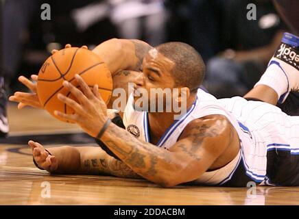 PAS DE FILM, PAS DE VIDÉO, PAS de télévision, PAS DE DOCUMENTAIRE - le Jameer Nelson d'Orlando Magic s'embue sur le sol avec Deron Williams d'Utah Jazz pour une balle lâche pendant le match de basketball de la NBA, Orlando Magic vs Utah Jazz au Amway Center à Orlando, FL, USA le 10 novembre 2010. L'Utah a dépassé Orlando, de 104 à 94. Photo de Stephen M. Dowell/Orlando Sentinel/MCT/ABACAPRESS.COM Banque D'Images