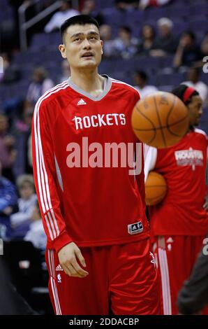 PAS DE FILM, PAS DE VIDÉO, PAS de TV, PAS DE DOCUMENTAIRE - Houston Rockets Center Yao Ming (11) se réchauffe avant le début pendant le match de basket-ball de la NBA, Washington Wizards vs Houston Rockets au Verizon Center à Washington, DC, USA le 10 novembre 2010. Washington défait Houston 98-91. Photo de Harry E. Walker/MCT/ABACAPRESS.COM Banque D'Images