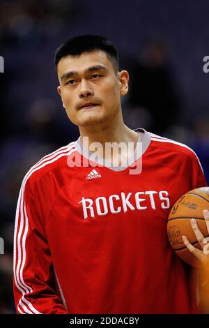 PAS DE FILM, PAS DE VIDÉO, PAS de TV, PAS DE DOCUMENTAIRE - Houston Rockets Center Yao Ming (11) se réchauffe avant le début pendant le match de basket-ball de la NBA, Washington Wizards vs Houston Rockets au Verizon Center à Washington, DC, USA le 10 novembre 2010. Washington défait Houston 98-91. Photo de Harry E. Walker/MCT/ABACAPRESS.COM Banque D'Images