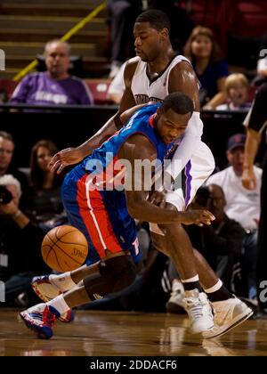 PAS DE FILM, PAS DE VIDÉO, PAS de TV, PAS DE DOCUMENTAIRE - Sacramento Kings Guard Tireke Evans bande le ballon loin des pistons de Detroit Ben Gordon dans le 2ème trimestre pendant le match de basketball de la NBA, Sacramento Kings vs Detroit pistons à l'Arco Arena à Sacramento, CA, USA 14 novembre 2010. Photo de Jose Luis Villegas/Sacramento Bee/MCT/ABACAPRESS.COM Banque D'Images