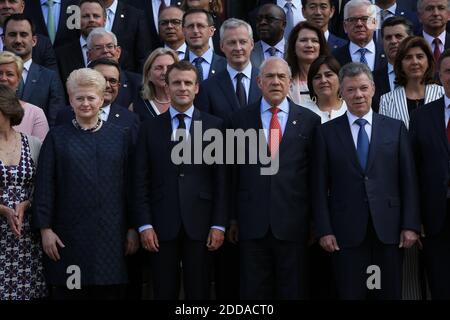 Le secrétaire général de l'Organisation de coopération et de développement économiques (OCDE), Angel Gurria, le président français Emmanuel Macron, le président lituanien Dalia Grybauskaite et le président colombien Juan Manuel Santos, posent pour une photo de famille avec les chefs de délégation lors d'une réunion du conseil ministériel de l'OCDE sur le « renforcement du multilatéralisme » à Paris le 30 mai 2018. Photo de Hamilton/pool/ABACAPRESS.COM Banque D'Images