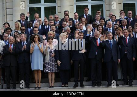 Le secrétaire général de l'Organisation de coopération et de développement économiques (OCDE), Angel Gurria, le président français Emmanuel Macron, le président lituanien Dalia Grybauskaite et le président colombien Juan Manuel Santos, posent pour une photo de famille avec les chefs de délégation lors d'une réunion du conseil ministériel de l'OCDE sur le « renforcement du multilatéralisme » à Paris le 30 mai 2018. Photo de Hamilton/pool/ABACAPRESS.COM Banque D'Images