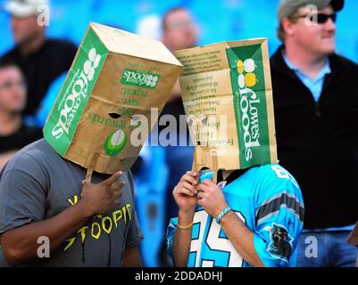 PAS DE FILM, PAS DE VIDÉO, PAS de TV, PAS DE DOCUMENTAIRE - les fans de Carolina Panthers couvrent leur tête avec des sacs en papier lors du quatrième trimestre de l'action contre les Baltimore Ravens au stade Bank of America à Charlotte, NC, USA le 21 novembre 2010. Baltimore a gagné 37-13. Photo de Jeff Siner/Charlotte observer/MCT/ABACAPRESS.COM Banque D'Images