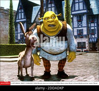 PAS DE FILM, PAS DE VIDÉO, PAS DE TV, PAS DE DOCUMENTAIRE - © KRT/ABACA. 25527-1. 02/05/2001. Eddie Murphy est un âne et Mike Myers joue Shrek dans le film d'été DreamWorks Shrek. Banque D'Images