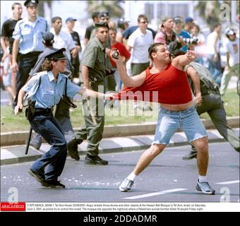 PAS DE FILM, PAS DE VIDÉO, PAS DE TV, PAS DE DOCUMENTAIRE - © KRT/ABACA. 26246-1. Tel Aviv-Israël, 02/06/2001. Les Israéliens en colère lancent des pierres et d'autres objets à la mosquée Hassan Bek de tel Aviv, Israël, le samedi 2 juin 2001, alors que la police tente de contrôler la foule. La mosquée se trouve en face de la discothèque où a Pa Banque D'Images