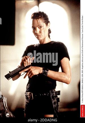 PAS DE FILM, PAS DE VIDÉO, PAS DE TV, PAS DE DOCUMENTAIRE - © ALEX BAILEY/KRT/ABACA. 26439-3. ÉTATS-UNIS, 2001. Angelina Jolie as Lara Croft in Paramount Pictures Lara Croft: Tomb Raider. Banque D'Images