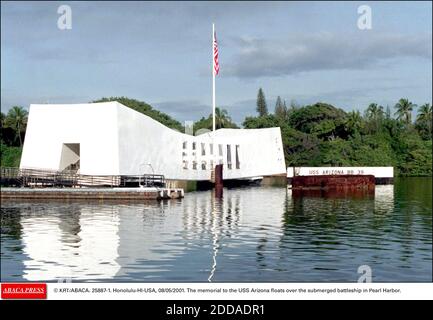 PAS DE FILM, PAS DE VIDÉO, PAS DE TV, PAS DE DOCUMENTAIRE - © KRT/ABACA. 25887-1. Honolulu-HI-USA, 08/05/2001. Le mémorial de l'USS Arizona flotte sur le cuirassé submergé de Pearl Harbor. Banque D'Images