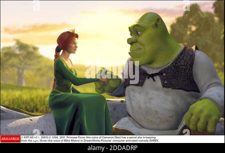 PAS DE FILM, PAS DE VIDÉO, PAS DE TV, PAS DE DOCUMENTAIRE - © KRT/ABACA. 25810-2. ÉTATS-UNIS, 2001. La princesse Fiona (la voix de Cameron Diaz) a un secret qu'elle garde de l'ogre Shrek (la voix de Mike Myers) dans la comédie d'animation informatique DE DreamWorks Pictures SHREK. Banque D'Images