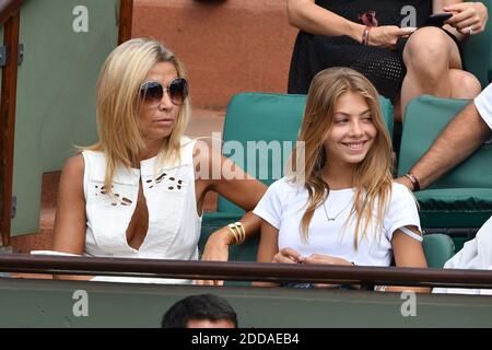 Natty et sa fille Stella Belmondo assistent à l'Open de France 2018 - quatrième jour à Roland Garros le 30 mai 2018 à Paris, France. Photo de Laurent Zabulon/ABACAPRESS.COM Banque D'Images