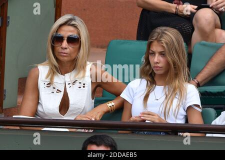 Natty et sa fille Stella Belmondo assistent à l'Open de France 2018 - quatrième jour à Roland Garros le 30 mai 2018 à Paris, France. Photo de Laurent Zabulon/ABACAPRESS.COM Banque D'Images