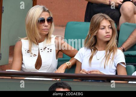 Natty et sa fille Stella Belmondo assistent à l'Open de France 2018 - quatrième jour à Roland Garros le 30 mai 2018 à Paris, France. Photo de Laurent Zabulon/ABACAPRESS.COM Banque D'Images