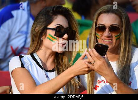 Larissa Pereira, 25 ans, épouse du joueur brésilien Roberto Firmino, 26 ans, lors du match Brésil contre Serbie de la coupe du monde de la FIFA, au stade Spartak, à Moscou, en Russie, le 27 juin 2018. Photo de Christian Liewig/ABACAPRESS.COM Banque D'Images