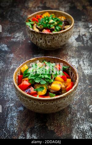 Deux bols d'aubergines grillées et de poivrons avec persil Banque D'Images