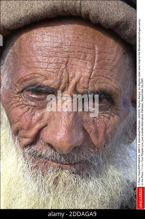 PAS DE FILM, PAS DE VIDÉO, PAS DE TV, PAS DE DOCUMENTAIRE - © PETER TOBIA/KRT/ABACA. 28917-3. Islamabad-Pakistan. 24/02/01. Nayim Zargul, un aîné afghan qui vit dans le camp de réfugiés de Muskinabad, ou le lieu où vivent les pauvres, juste à la sortie d'Islamabad, Pakistan, le 24 septembre 2001. Banque D'Images