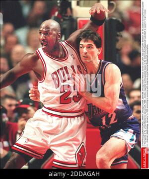 PAS DE FILM, PAS DE VIDÉO, PAS DE TV, PAS DE DOCUMENTAIRE - © PHIL VELASQUEZ/KRT/ABACA. 28926-1. Chicago-il-États-Unis. 25/01/98. Michael Jordan et Utah Jazz de Chicago Bulls gardent John Stockton vie en position pendant le premier trimestre de leur match au United Center le 25 janvier 1998. La Jordanie, considérée comme le plus grand Banque D'Images