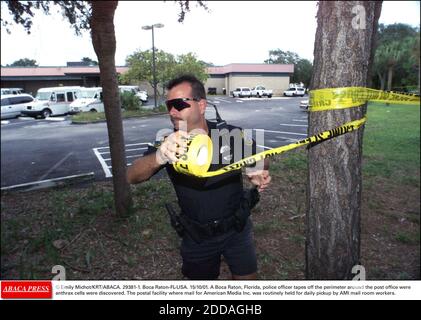 PAS DE FILM, PAS DE VIDÉO, PAS DE TV, PAS DE DOCUMENTAIRE - © EMILY MICHOT/KRT/ABACA. 29381-1. Boca Raton-FL-USA. 15/10/01. A Boca Raton, Floride, des bandes d'agent de police hors du périmètre autour du bureau de poste ont été découvertes des cellules de charbon. L'installation postale où le courrier pour American Media Inc. Était régulièrement h Banque D'Images