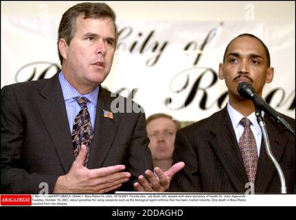 PAS DE FILM, PAS DE VIDÉO, PAS DE TV, PAS DE DOCUMENTAIRE - © MARK RANDALL/KRT/ABACA. 29444-1. Baca Raton-FL-USA, 16/10/2001. Gov. Floride Jeb Bush, à gauche, parle avec le secrétaire d'État à la santé, le Dr John Agwunobi, le mardi 16 octobre 2001, au sujet des sanctions pour l'utilisation d'armes telles que l'agent biologique anthrax que h Banque D'Images