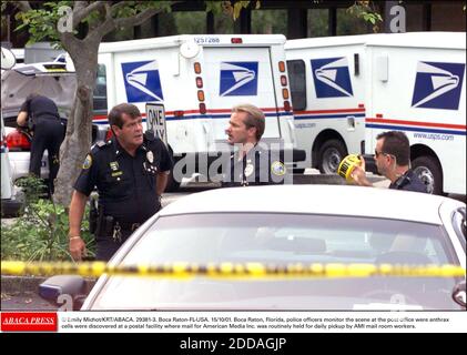 PAS DE FILM, PAS DE VIDÉO, PAS DE TV, PAS DE DOCUMENTAIRE - © EMILY MICHOT/KRT/ABACA. 29381-3. Boca Raton-FL-USA. 15/10/01. Boca Raton, Floride, des policiers surveillent la scène au bureau de poste où des cellules de charbon ont été découvertes dans un établissement postal où le courrier d'American Media Inc. A été régulièrement détenu pour dai Banque D'Images