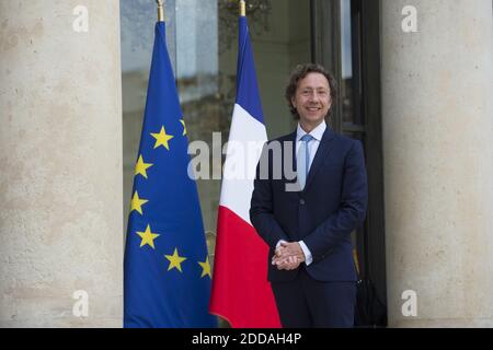 Le journaliste français Stephane Bern pose avec des billets de loterie pour la loterie « Loto du patrimoine », qui vise à aider à restaurer les monuments à risque, à l'Elysée à Paris le 31 mai 2018. Le ministère français de la Culture a sélectionné 18 sites emblématiques pour profiter du tirage au sort de la Loto du patrimoine, qui aura lieu le 14 septembre 2018.photo par ELIOT BLONDT/ABACAPRESS.COM Banque D'Images