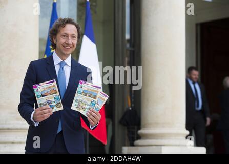 Le journaliste français Stephane Bern pose avec des billets de loterie pour la loterie « Loto du patrimoine », qui vise à aider à restaurer les monuments à risque, à l'Elysée à Paris le 31 mai 2018. Le ministère français de la Culture a sélectionné 18 sites emblématiques pour profiter du tirage au sort de la Loto du patrimoine, qui aura lieu le 14 septembre 2018.photo par ELIOT BLONDT/ABACAPRESS.COM Banque D'Images