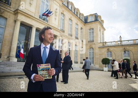 Le journaliste français Stephane Bern pose avec des billets de loterie pour la loterie « Loto du patrimoine », qui vise à aider à restaurer les monuments à risque, à l'Elysée à Paris le 31 mai 2018. Le ministère français de la Culture a sélectionné 18 sites emblématiques pour profiter du tirage au sort de la Loto du patrimoine, qui aura lieu le 14 septembre 2018.photo par ELIOT BLONDT/ABACAPRESS.COM Banque D'Images