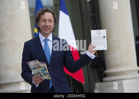 Le journaliste français Stephane Bern pose avec des billets de loterie pour la loterie « Loto du patrimoine », qui vise à aider à restaurer les monuments à risque, à l'Elysée à Paris le 31 mai 2018. Le ministère français de la Culture a sélectionné 18 sites emblématiques pour profiter du tirage au sort de la Loto du patrimoine, qui aura lieu le 14 septembre 2018.photo par ELIOT BLONDT/ABACAPRESS.COM Banque D'Images