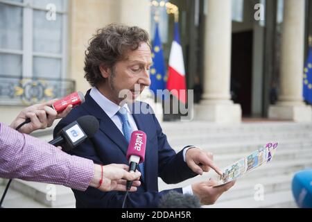 Le journaliste français Stephane Bern pose avec des billets de loterie pour la loterie « Loto du patrimoine », qui vise à aider à restaurer les monuments à risque, à l'Elysée à Paris le 31 mai 2018. Le ministère français de la Culture a sélectionné 18 sites emblématiques pour profiter du tirage au sort de la Loto du patrimoine, qui aura lieu le 14 septembre 2018.photo par ELIOT BLONDT/ABACAPRESS.COM Banque D'Images