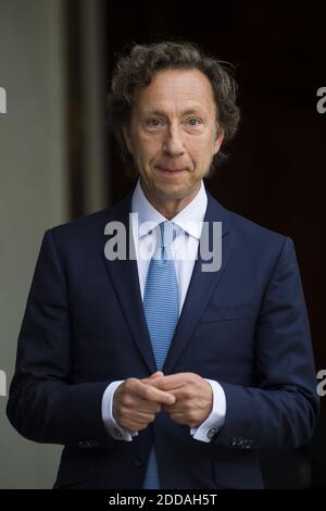 Le journaliste français Stephane Bern pose avec des billets de loterie pour la loterie « Loto du patrimoine », qui vise à aider à restaurer les monuments à risque, à l'Elysée à Paris le 31 mai 2018. Le ministère français de la Culture a sélectionné 18 sites emblématiques pour profiter du tirage au sort de la Loto du patrimoine, qui aura lieu le 14 septembre 2018.photo par ELIOT BLONDT/ABACAPRESS.COM Banque D'Images