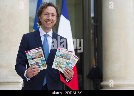 Le journaliste français Stephane Bern pose avec des billets de loterie pour la loterie « Loto du patrimoine », qui vise à aider à restaurer les monuments à risque, à l'Elysée à Paris le 31 mai 2018. Le ministère français de la Culture a sélectionné 18 sites emblématiques pour profiter du tirage au sort de la Loto du patrimoine, qui aura lieu le 14 septembre 2018.photo par ELIOT BLONDT/ABACAPRESS.COM Banque D'Images