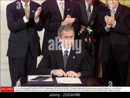 PAS DE FILM, PAS DE VIDÉO, PAS DE TV, PAS DE DOCUMENTAIRE - © HARRY HAMBURG/KRT/ABACA. 29770-2. Washington-DC-USA, 26/10/2001. Le président George W. Bush reçoit une série d'applaudissements de la part de fonctionnaires assistant à une cérémonie à la Maison Blanche au cours de laquelle il a signé le projet de loi antiterroriste de la Patriot Act dans la salle est du White H. Banque D'Images