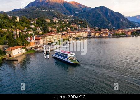 Italie, province de Côme, Menaggio, vue hélicoptère du ferry arrivant à la ville de bord de lac Banque D'Images