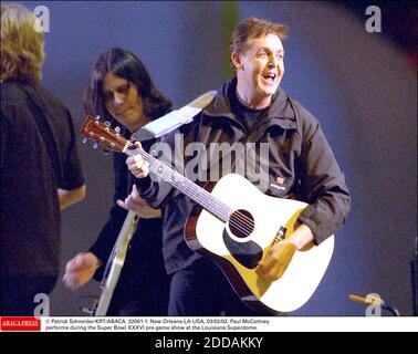 PAS DE FILM, PAS DE VIDÉO, PAS DE TV, PAS DE DOCUMENTAIRE - © PATRICK SCHNEIDER/KRT/ABACA. 32061-1. Nouvelle-Orléans-LA-USA, 03/02/02. Paul McCartney se produit au Super Bowl XXXVI, avant-match, au Louisiana Superdome. Banque D'Images