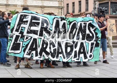 Manifestation contre le mouvement néo-fasciste français Bastion social à Strasbourg, France le 21 février 2019.le groupe a ouvert un bar d'association 'ARCADIA', des manifestants demandent sa fermeture immédiate. Le président Emmanuel Macron, qui s'exprimait mercredi soir à Paris devant le Conseil représentatif des institutions juives en France, a appelé à la dissolution du Bastion social, un mouvement d'extrême droite créé en mai 2017 à Lyon par des membres du Groupe Union Défense (GUD), un syndicat étudiant d'extrême droite. Photo de Nicolas Rosès/ABACAPRESS.COM Banque D'Images