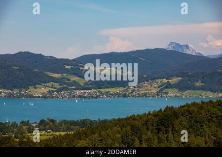 L'Autriche, la haute-Autriche, Weyregg am Attersee, le lac Atter et la ville de bord de lac en été Banque D'Images