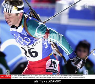PAS DE FILM, PAS DE VIDÉO, PAS DE TV, PAS DE DOCUMENTAIRE - © JOHN DOMAN/KRT/ABACA. 32336-1. Salt Lake City-UT-USA, 11/02/2002. OLE Einar Bjoerndalen de Norvège conduit pour la finale après avoir terminé le quatrième tir pendant le Biathlon individuel de 20K masculin. Banque D'Images
