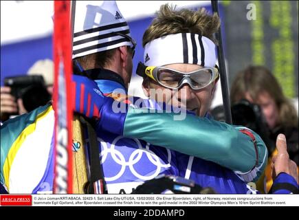 PAS DE FILM, PAS DE VIDÉO, PAS DE TV, PAS DE DOCUMENTAIRE - © JOHN DOMAN/KRT/ABACA. 32423-1. Salt Lake City-UT-USA, 13/02/2002. OLE Elnar Bjoerdalen, à droite, de Norvège, reçoit les félicitations de son coéquipier Egil Gjelland, après que Bjoerdalen a franchi la ligne d'arrivée pour remporter la médaille d'or aux Jeux Olympiques d'hiver de 2002 Banque D'Images