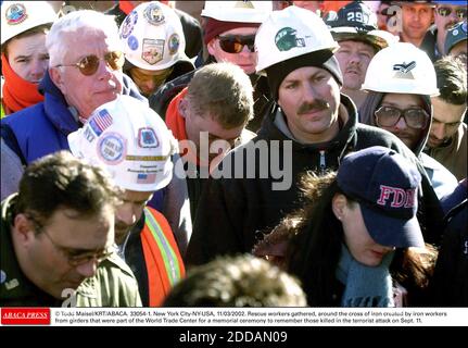 PAS DE FILM, PAS DE VIDÉO, PAS DE TV, PAS DE DOCUMENTAIRE - © TODD MAISEL/KRT/ABACA. 33054-1. New York City-NY-USA, 11/03/2002. Les sauveteurs se sont rassemblés autour de la croix de fer créée par les ouvriers en fer des poutres qui faisaient partie du World Trade Center pour une cérémonie commémorative pour se souvenir de ceux tués dans le ter Banque D'Images