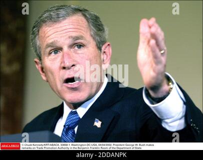 PAS DE FILM, PAS DE VIDÉO, PAS DE TV, PAS DE DOCUMENTAIRE - © CHUCK KENNEDY/KRT/ABACA. 33658-1. Washington-DC-USA, 04/04/2002. Le président George W. Bush fait des remarques sur l'Autorité de promotion du commerce dans la salle Benjamin Franklin du ministère d'État, le jeudi 4 mars 2002. (KRT) NC KD 2002 (horiz) (cwk) Banque D'Images