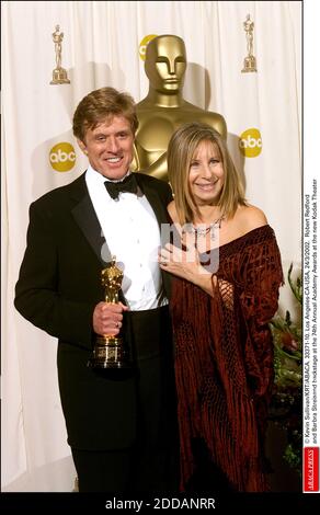 PAS DE FILM, PAS DE VIDÉO, PAS DE TV, PAS DE DOCUMENTAIRE - © KEVIN SULLIVAN/KRT/ABACA. 33371-10. Los Angeles-CA-USA, 24/3/2002. Robert Redford et Barbra Streisand sont en coulisses lors du 74e Annual Academy Awards au nouveau Kodak Theatre Banque D'Images