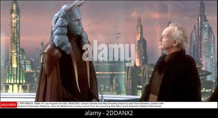 PAS DE FILM, PAS DE VIDÉO, PAS DE TV, PAS DE DOCUMENTAIRE - © KRT/ABACA. 34565-16. Los Angeles-CA-USA, 08/05/2002. Mas Amedda, aide au Sénat galactique, joué par l'acteur David Bowers, confère avec le Chancelier suprême Palpatine, l'acteur Ian McDiarmid, lors d'une scène du film Star Wars prochain épisode II attaque de la Banque D'Images